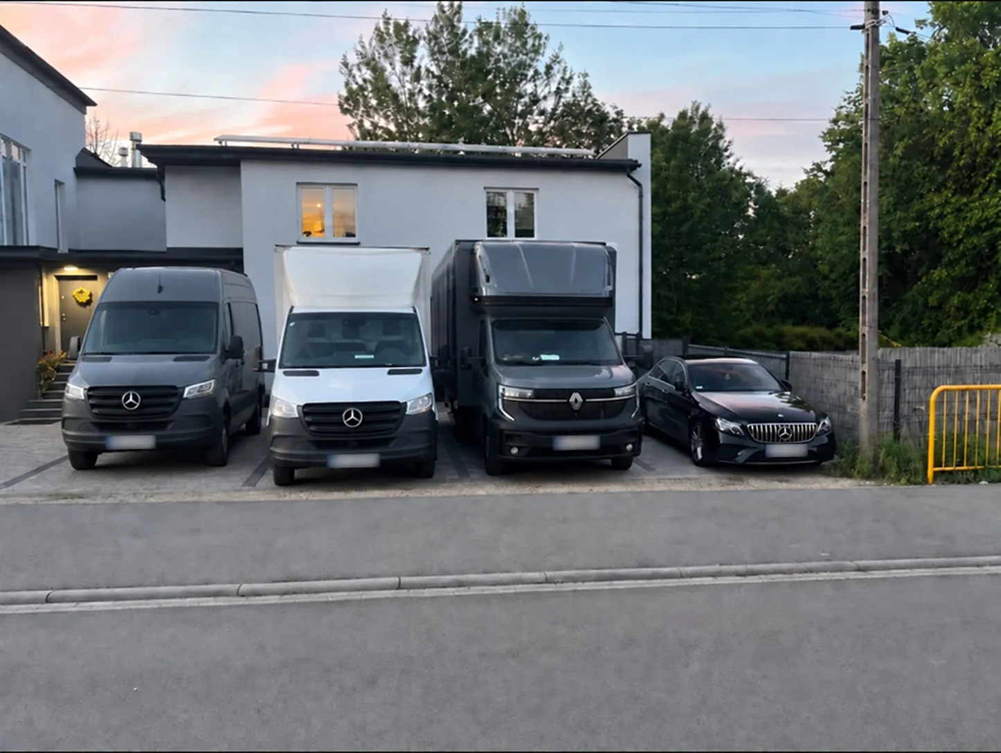 Samochody M&S Transport podczas realizacji przeprowadzki