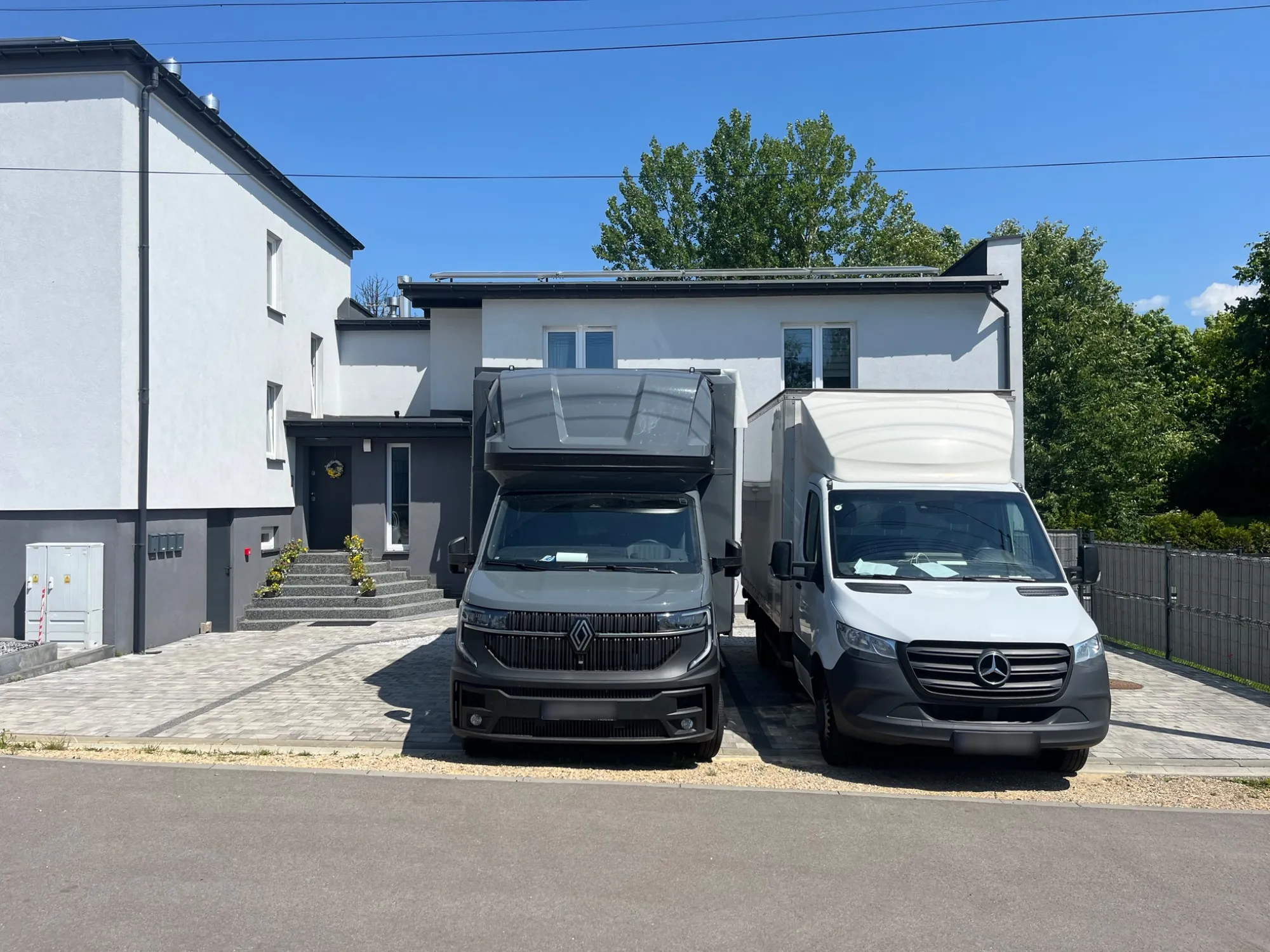 Dwa samochody M&S Transport podczas realizacji