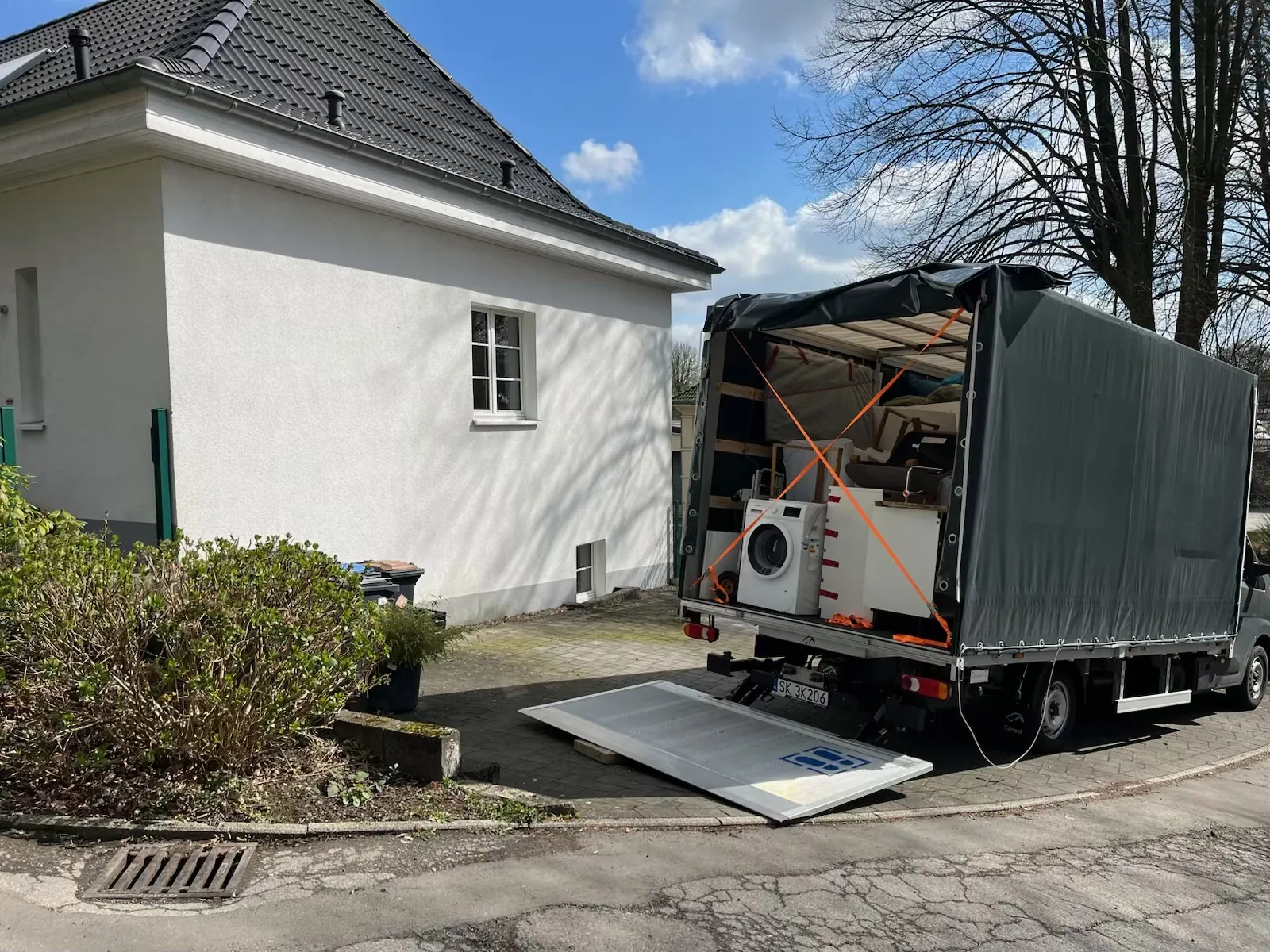 Załadunek zabezpieczonego mienia do samochodu M&S Transport